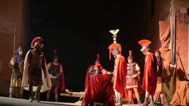 Çarmıha gerilme, İsa, 29 Mart 2024 tarihinde İtalya 'nın Antignano kentinde, Via Crucis' in (Haç Yolu) temsili sırasında Kudüs 'ün dışındaki Golgotha' da çarmıha gerildi.