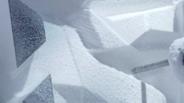 Otomatik robotik kol değirmenleme makinesinin bir blok stiroköpüğü kesme görüntüsü.