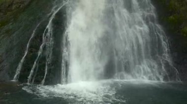 Dağlarda çağlayan şelale.