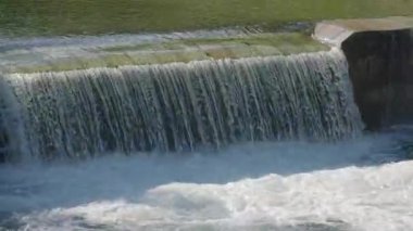 Küçük bir nehirde baraj, su seviyesinde düşüş.