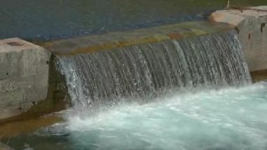 Küçük bir nehirde baraj, su seviyesinde düşüş.