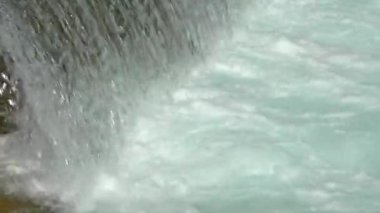 Kuzey İtalya 'da bir kanal boyunca küçük bir şelale.