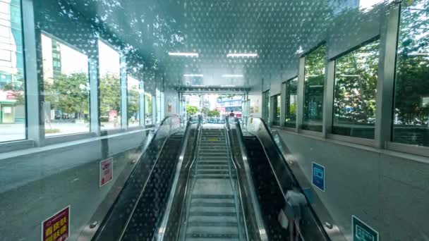 Personnes Déplaçant Dans Station Métro Souterraine Sur Les Escaliers Mécaniques — Video