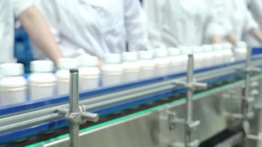 meşgul süt fabrikası işçileri