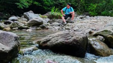 Su akıntısı olan güzel bir orman