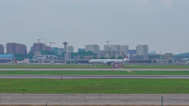 Modern Uluslararası Havaalanında Pist — Stok video