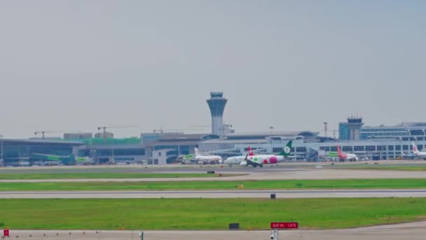 Modern Uluslararası Havaalanında Pist — Stok video