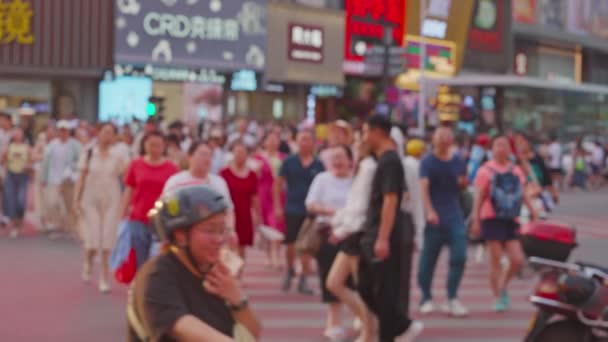 Pessoas Cruzando Rua Cidade Asiática — Vídeo de Stock
