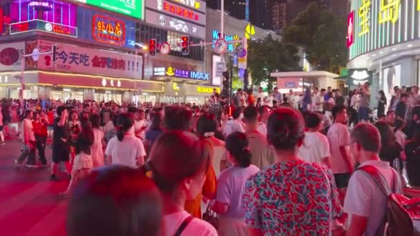 アジアの都市の夜に通りを横断する人々 — ストック動画