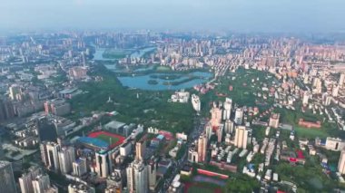 Çin 'de nehri olan modern şehrin havadan görünüşü