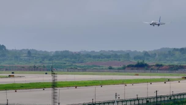 Самолёт Приземляется Современном Аэропорту — стоковое видео