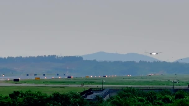 Avião Aterrissando Aeroporto Moderno — Vídeo de Stock