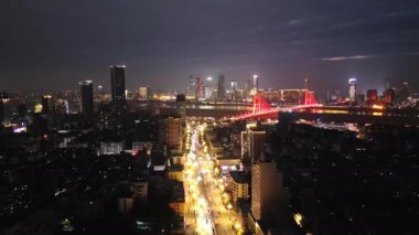 Çin 'de gece vakti modern şehrin havadan görünüşü