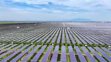 Kırsal kesimdeki birçok güneş panelinin havadan görüntüsü