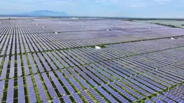 Kırsal kesimdeki birçok güneş panelinin havadan görüntüsü