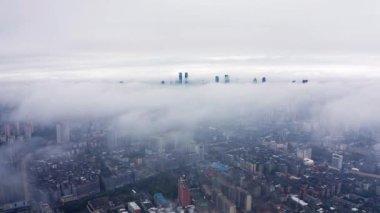 Şehir üzerinde bulutlar havadan görünümü 