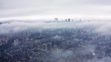 Şehir üzerinde bulutlar havadan görünümü 