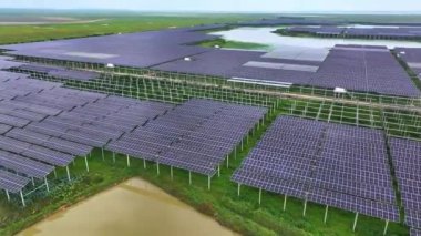 Kırsal kesimde güneş panelleri olan modern bir güneş enerjisi santralinin havadan görünüşü.