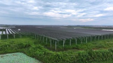 Kırsal kesimdeki birçok güneş panelinin havadan görüntüsü