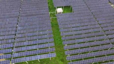 Kırsal kesimdeki birçok güneş panelinin havadan görüntüsü