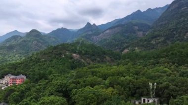 Yeşil dağların güzel manzarası