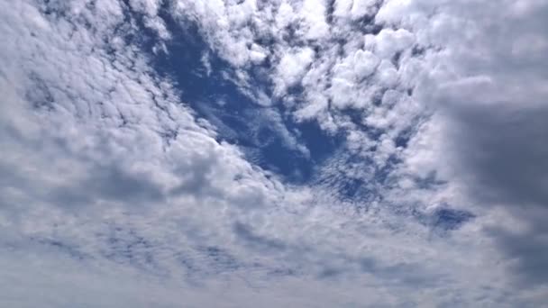 Beyaz Bulutlu Mavi Gökyüzü Arkaplanı — Stok video