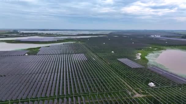 Paneles Solares Instalados Sobre Agua Del Lago Vista Aérea — Vídeo de stock