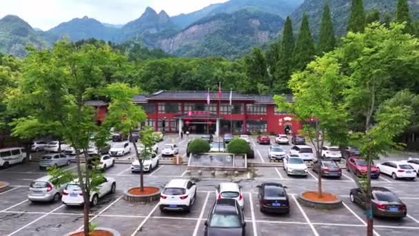 Old Building Parking Lot Mountains — Stock Video