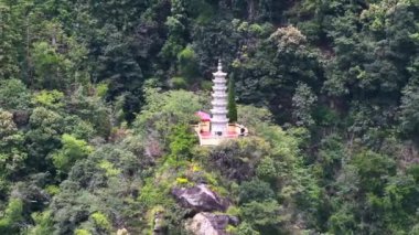 Dağlardaki pagoda 'nın güzel hava manzarası