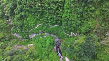 Yeşil dağların güzel manzarası, hava manzarası 