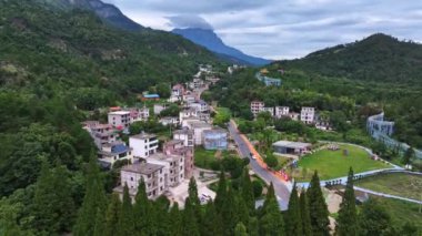 Güzel dağlardaki küçük köyün havadan görünüşü