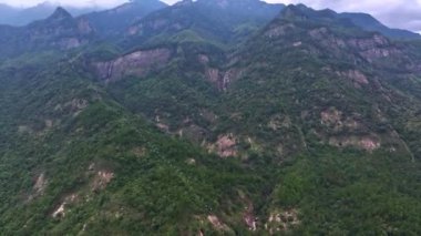 Yeşil dağların güzel manzarası