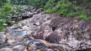 Ormandaki şelalenin havadan görünüşü, tropikal doğa