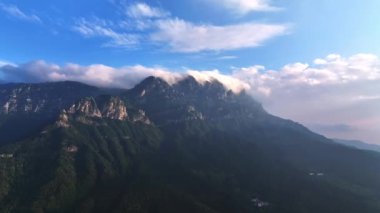 Sabahları muhteşem yeşil dağların havadan görünüşü