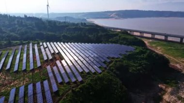 Kırsal kesimdeki birçok güneş panelinin havadan görüntüsü