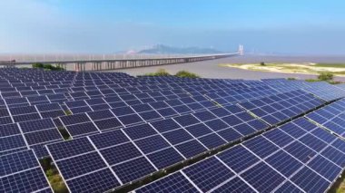 Kırsal kesimdeki birçok güneş panelinin havadan görüntüsü