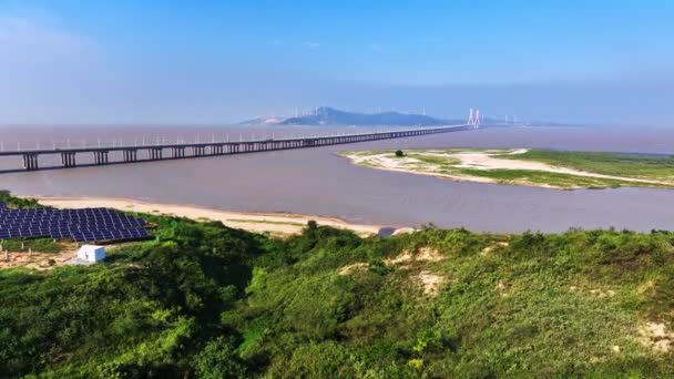 Hermosa Vista Aérea Del Puente Sobre Gran Río — Vídeos de Stock