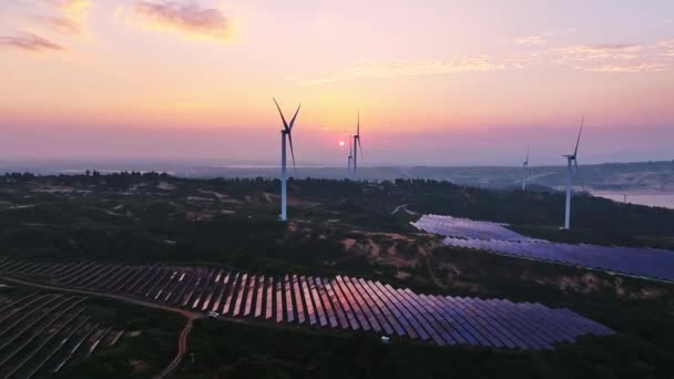 Kırsal Bölgedeki Güneş Panelleri Rüzgar Türbinlerinin Günbatımı Görüntüsü Yenilenebilir Enerji — Stok video