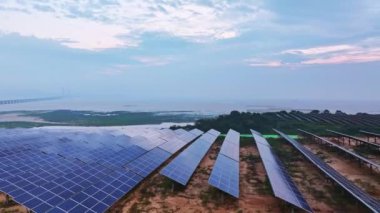 Kırsal kesimdeki birçok güneş panelinin havadan görüntüsü