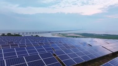 Kırsal kesimdeki birçok güneş panelinin havadan görüntüsü