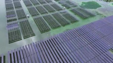 Göl suyu üzerine kurulmuş güneş panelleri, hava manzarası