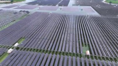 Göl suyu üzerine kurulmuş güneş panelleri, hava manzarası