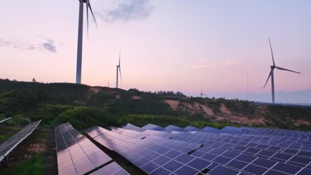 Kırsal Kesimde Güneş Enerjisi Panelleri Rüzgar Türbinleri Yenilenebilir Enerji Kaynağı — Stok video