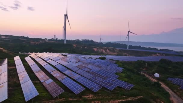 Kırsal Kesimdeki Güneş Enerjisi Panelleri Rüzgar Türbinlerinin Günbatımı Görüntüsü Yenilenebilir — Stok video