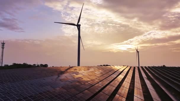 Kırsal Bölgedeki Güneş Panelleri Rüzgar Türbinlerinin Günbatımı Görüntüsü Yenilenebilir Enerji — Stok video