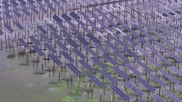 Paneles Solares Instalados Sobre Agua Del Lago Vista Aérea — Vídeos de Stock