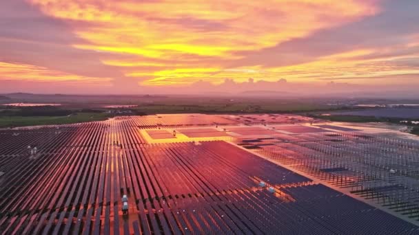 Vista Aerea Dei Pannelli Solari Campagna Drammatico Cielo Tramonto — Video Stock