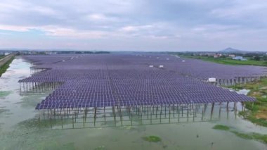 Göl suyu üzerine kurulmuş güneş panelleri, hava manzarası