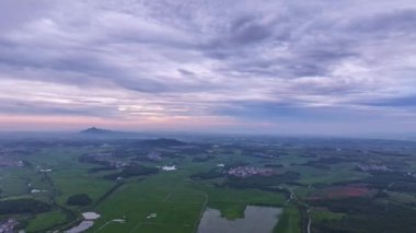 Yeşil tarlalı kırsal alanın günbatımı görüntüsü 
