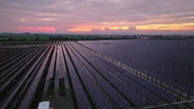 Göl suyunun üzerine kurulmuş güneş panelleri, hava manzarası. Kırsal kesimin inanılmaz günbatımı manzarası